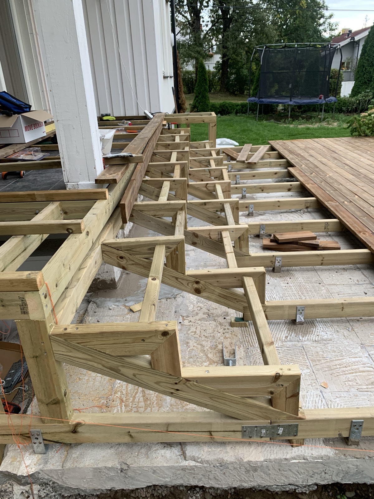 Step framing with a string line, first boards on the right.