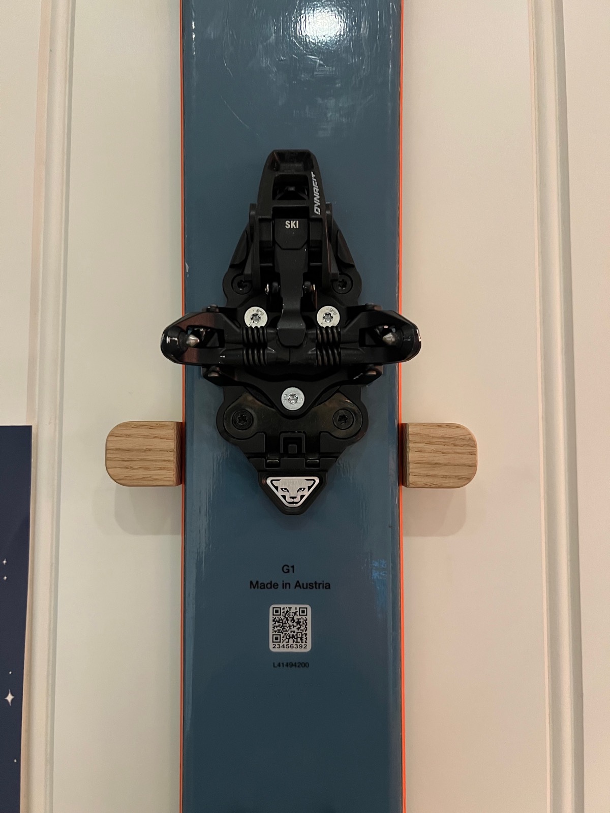 Ski wall mount